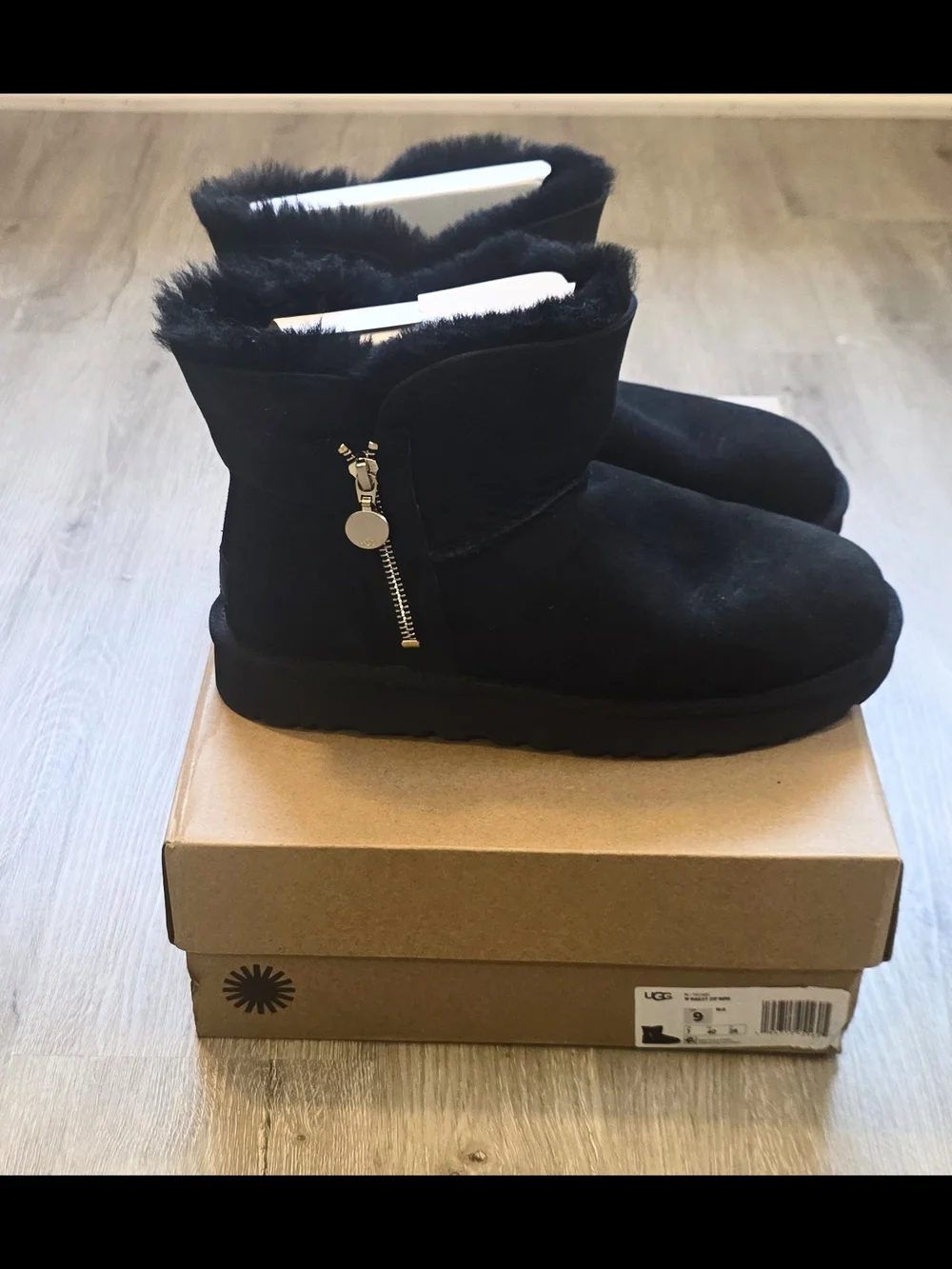 Womens UGG Size 9 Classic Mini Bailey Zip Boot BLK Black NIB